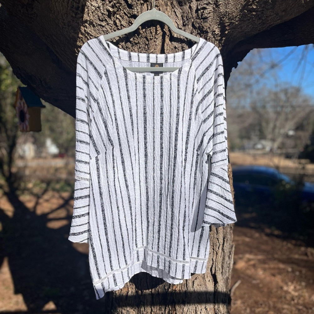 Carmen lovely women’s soft vertical stripe top. XL
W3